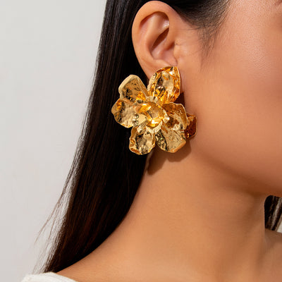 Personalized pleated three-dimensional floral earrings with exaggerated metallic feel and geometric earrings